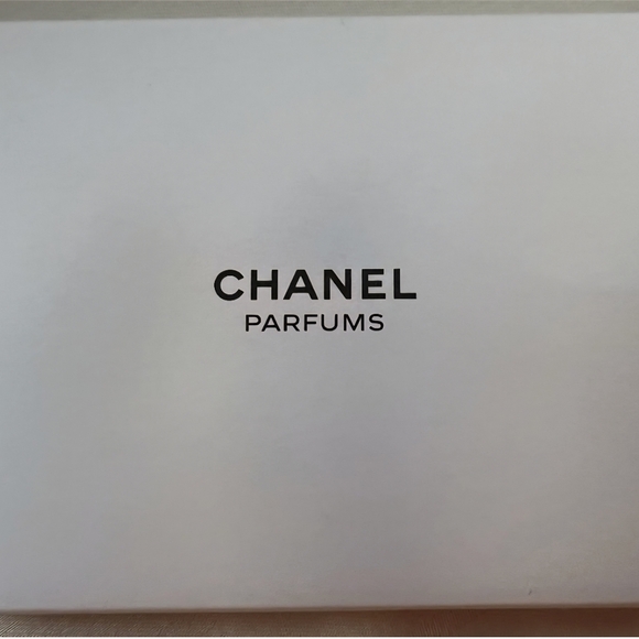 CHANEL Beaute Ltd Ed Set Of 3 Enamel Perfume Bottle Tack Pins NIB Authentic - Picture 4 of 5